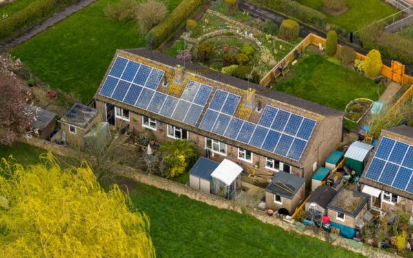 Solarstrom an Nachbarn verkaufen: So funktioniert Energy Sharing 2026
