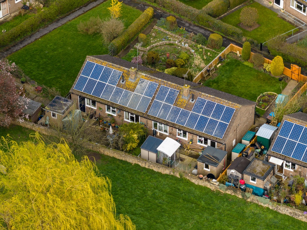 Solarstrom an Nachbarn verkaufen: So funktioniert Energy Sharing 2026